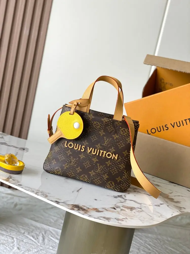 Louis Vuitton — A bag шоппер 26 cm