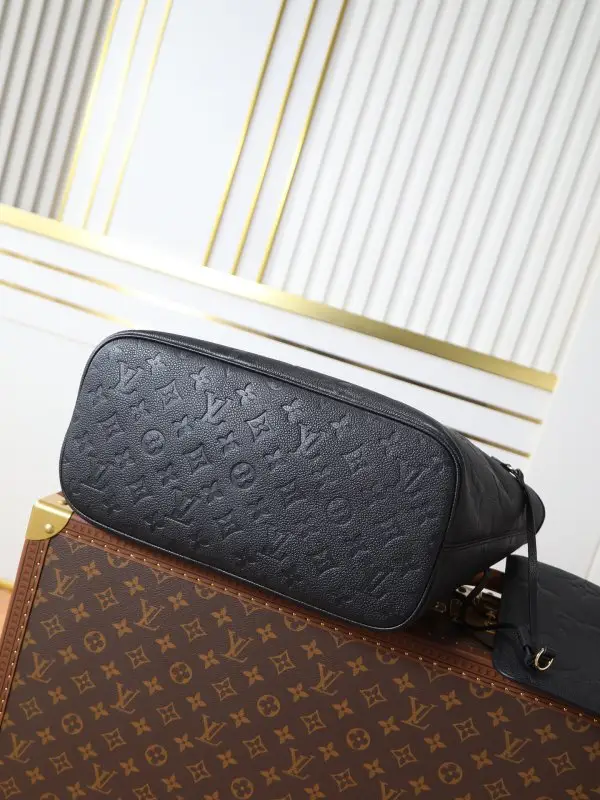 Louis Vuitton Сумка шоппер Neverfull 31 см из м'якої тисненою шкіри — Фото 4
