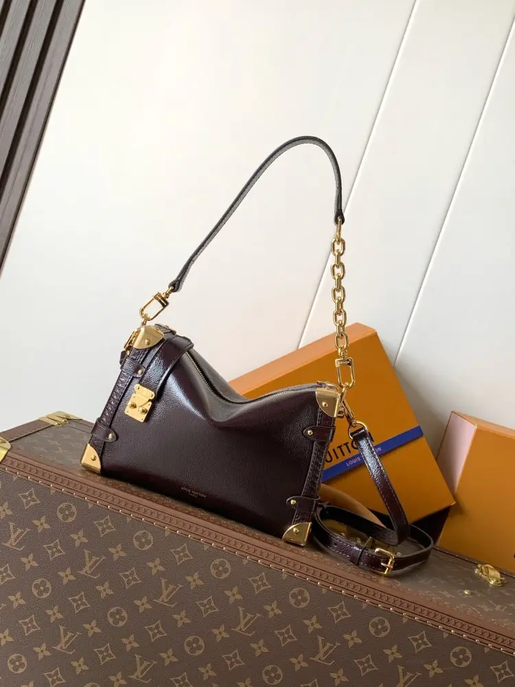 Louis Vuitton — A bag Side Trunk 21 cm