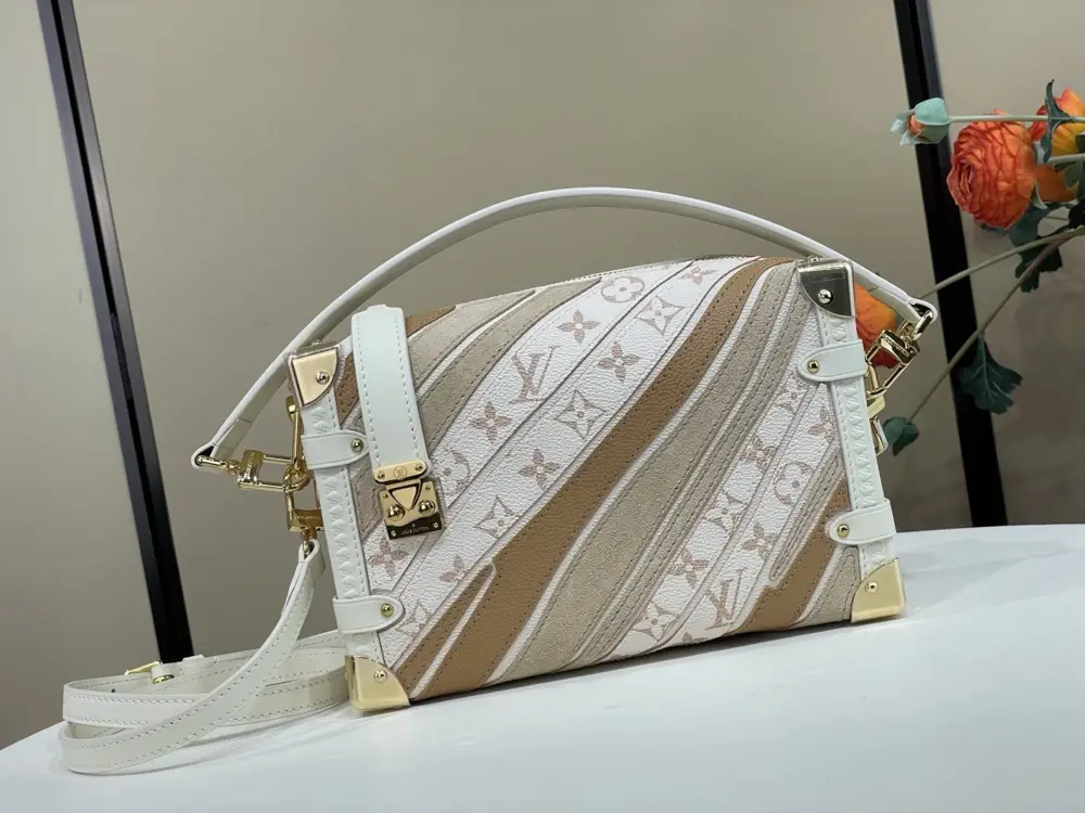 Louis Vuitton — A bag Side Trunk 23 cm