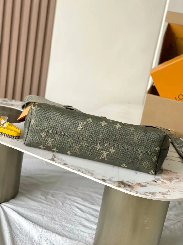 Louis Vuitton Сумка Vagabond Hobo 38 см — Фото 3