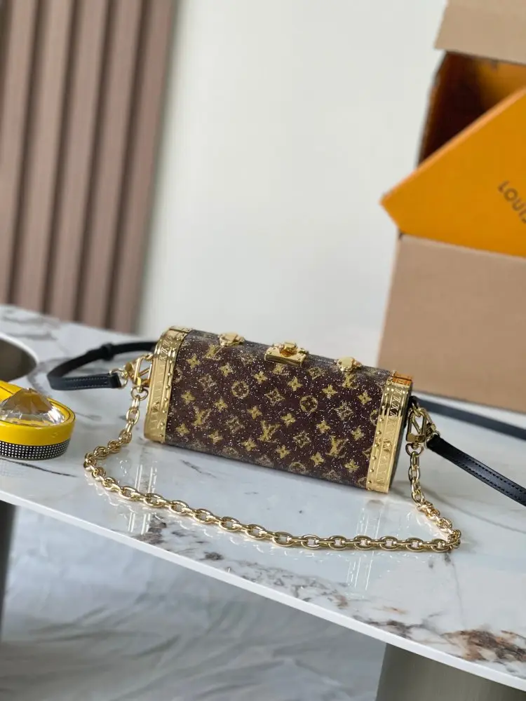 Louis Vuitton — A bag Vanity Case 18 cm