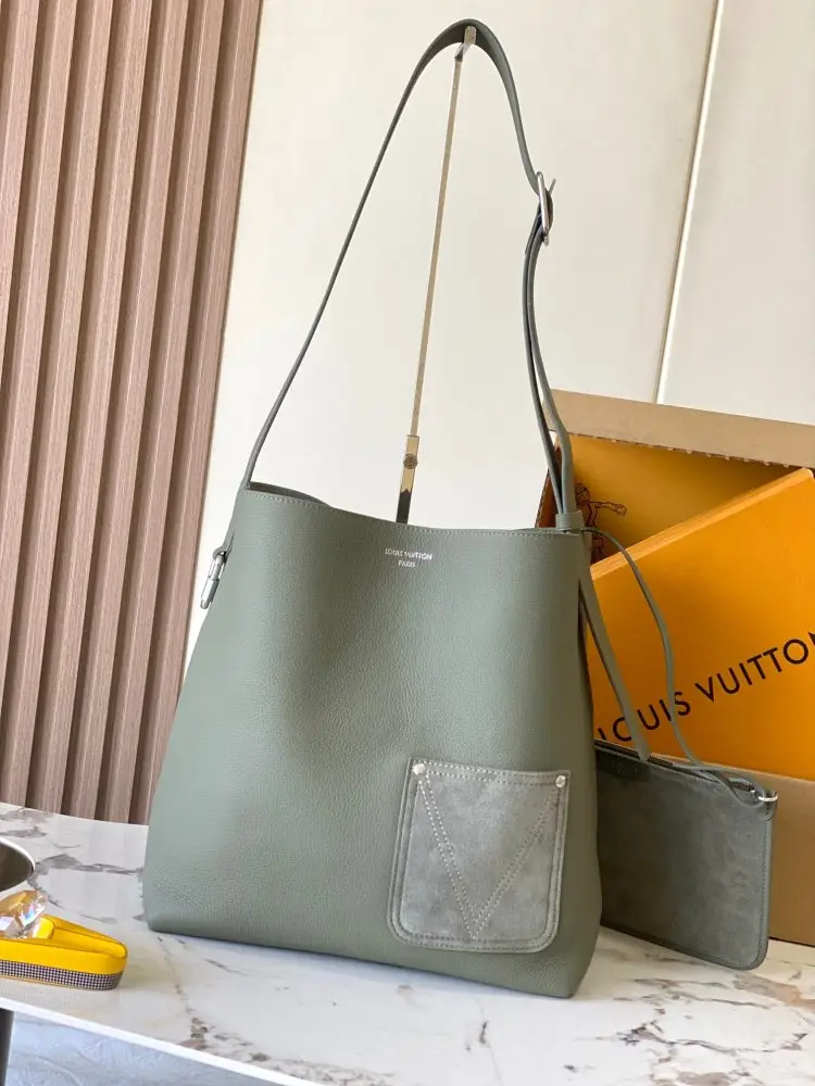 Louis Vuitton — Сумка VERSO HOBO 30 см