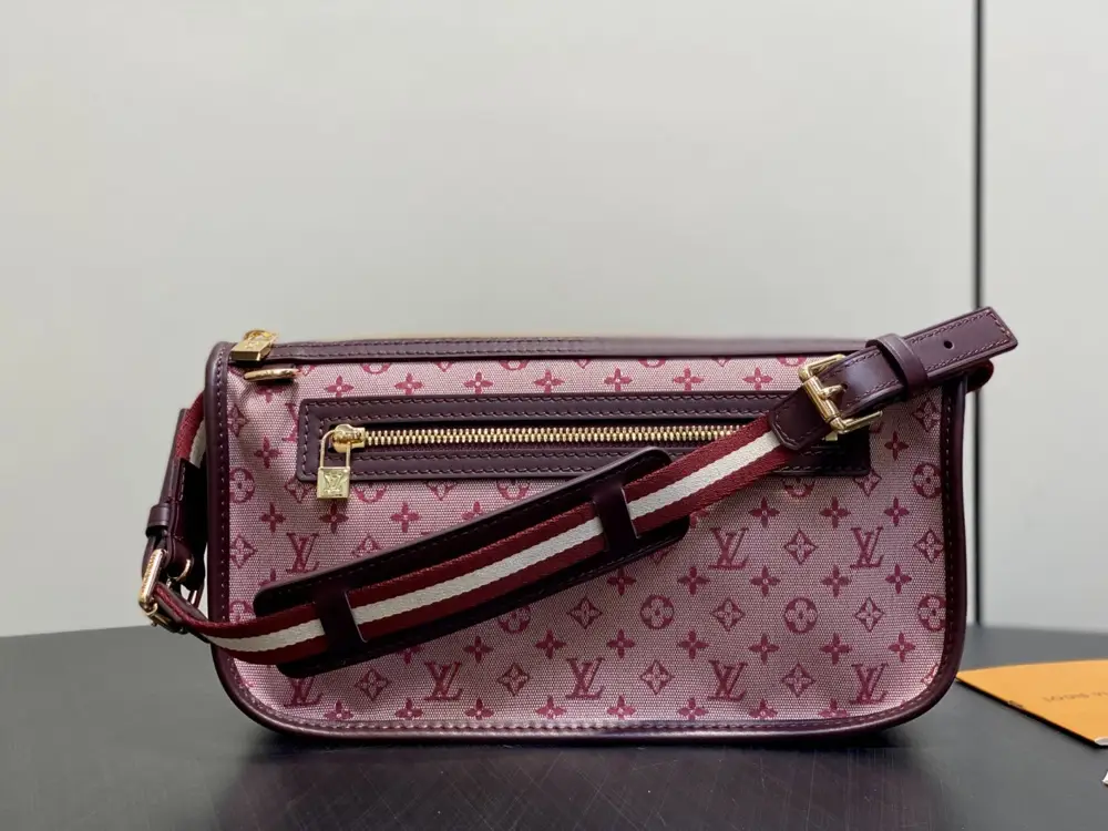 Louis Vuitton — A bag Vivian 29 cm denim