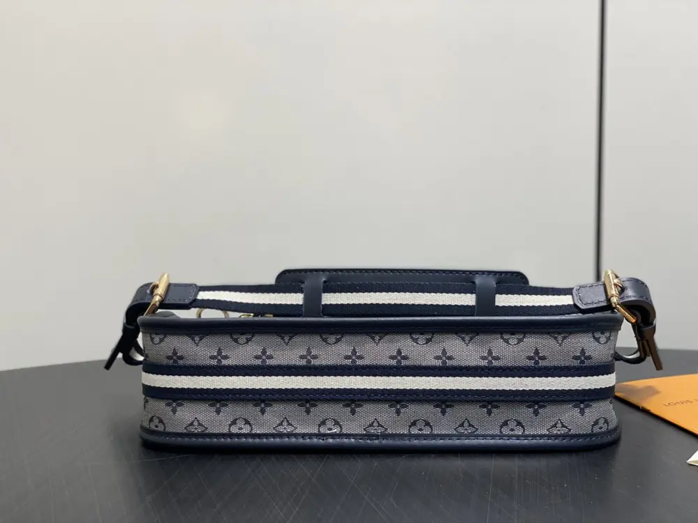 Louis Vuitton Сумка Vivian 29 см джинсовая — Фото 4