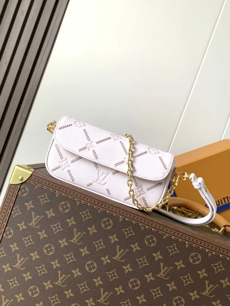 A bag Wallet On Chain Ivy 23 cm