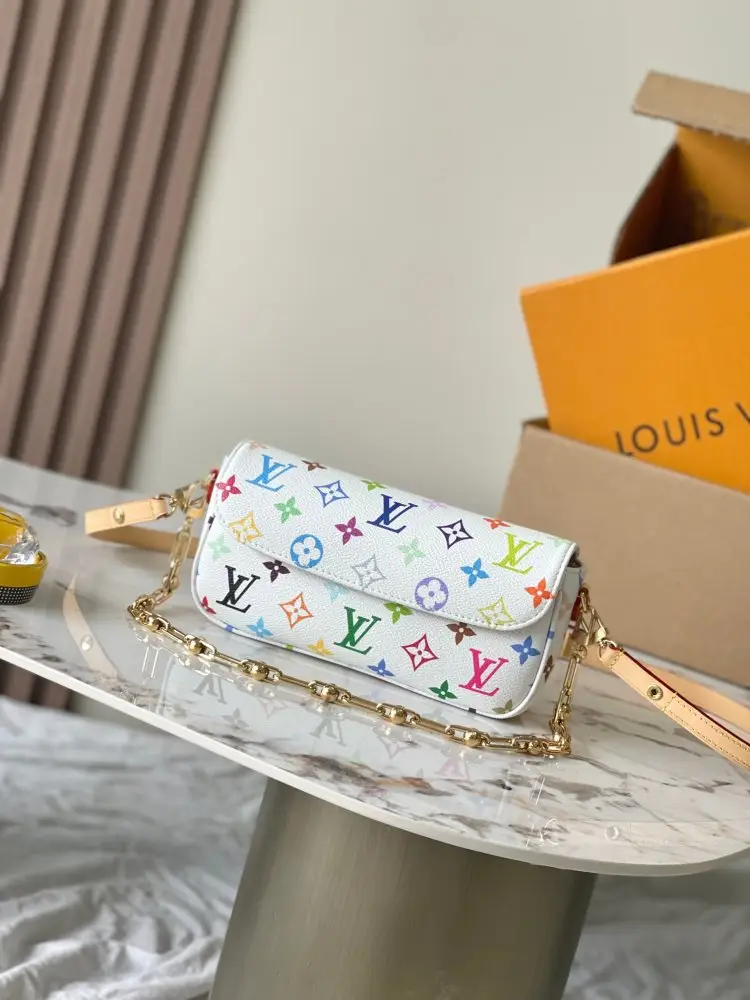 Louis Vuitton — Сумка Wallet On Chain Ivy 23 см