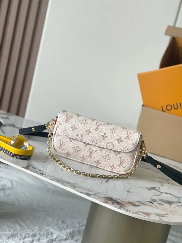 Louis Vuitton — A bag Wallet On Chain Ivy 23 cm