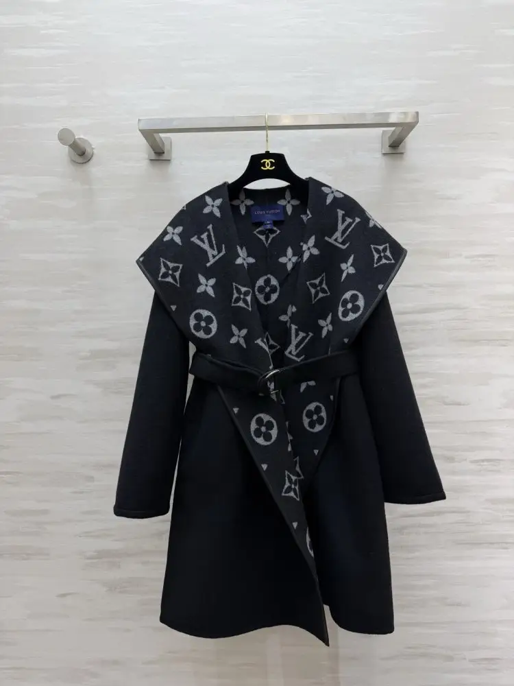 Louis Vuitton A short women's coat — Photo 1