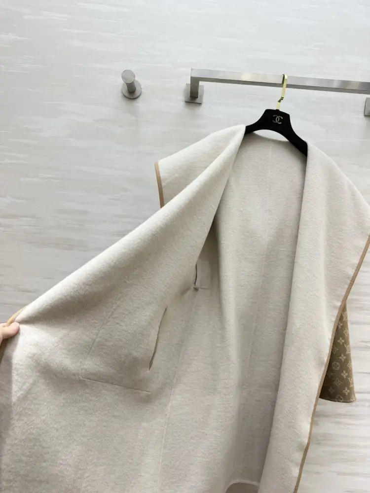 Louis Vuitton A short women's coat — Photo 2
