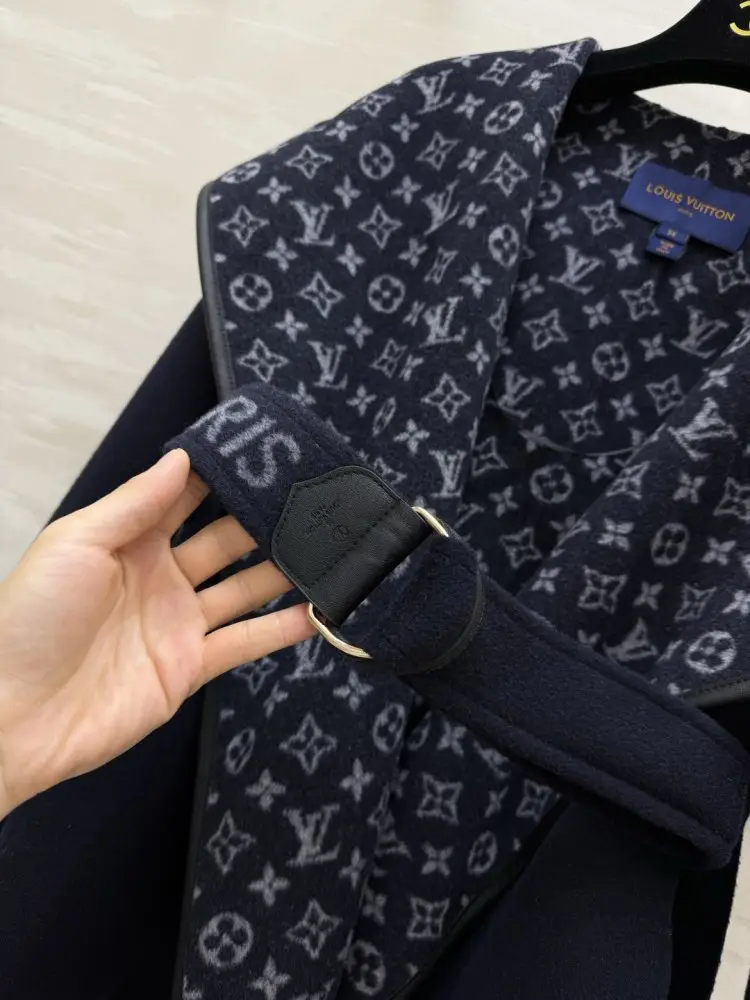 Louis Vuitton A short women's coat — Photo 2