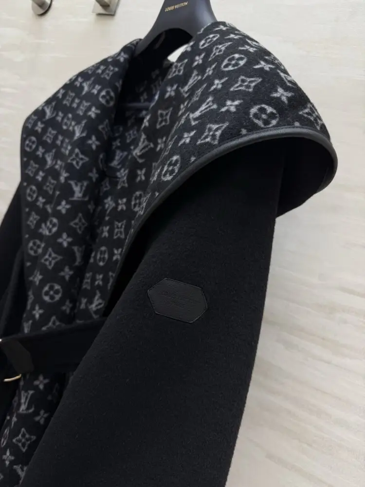 Louis Vuitton A short women's coat — Photo 2