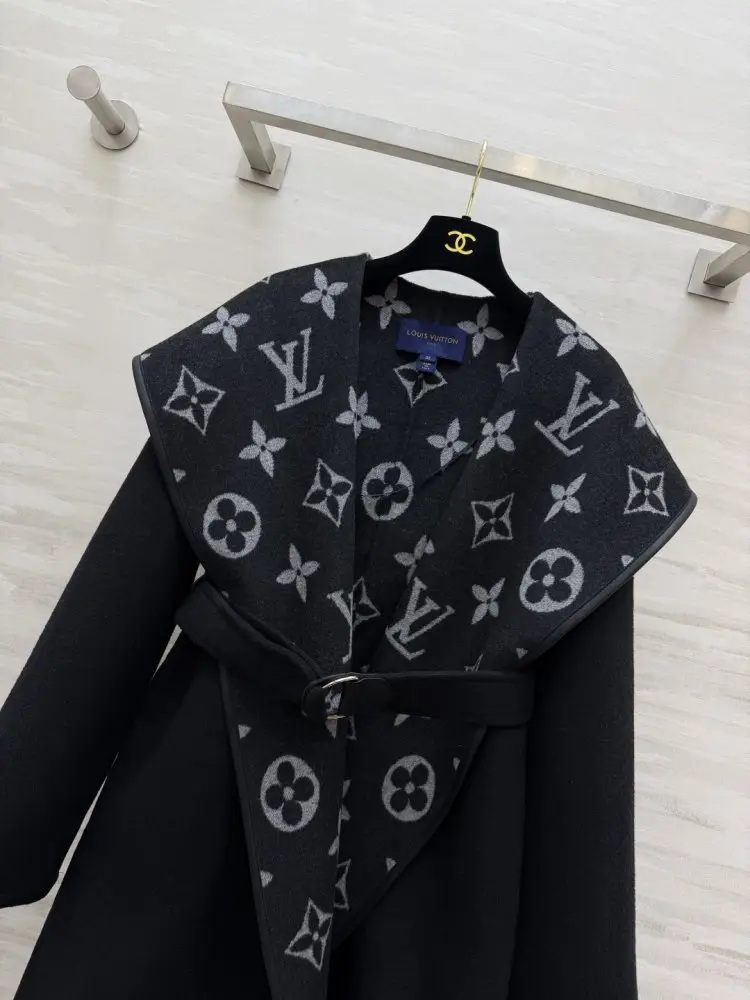 Louis Vuitton A short women's coat — Photo 2