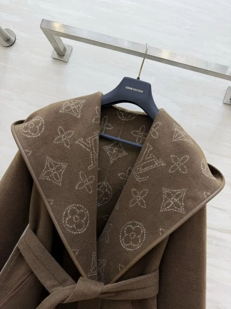 Louis Vuitton A short women's coat — Photo 2