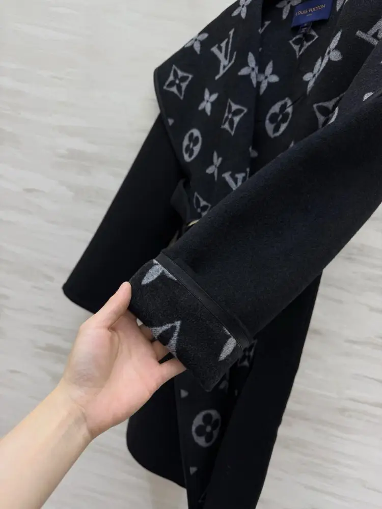 Louis Vuitton A short women's coat — Photo 3