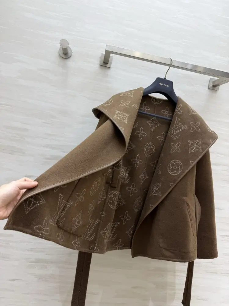 Louis Vuitton A short women's coat — Photo 3