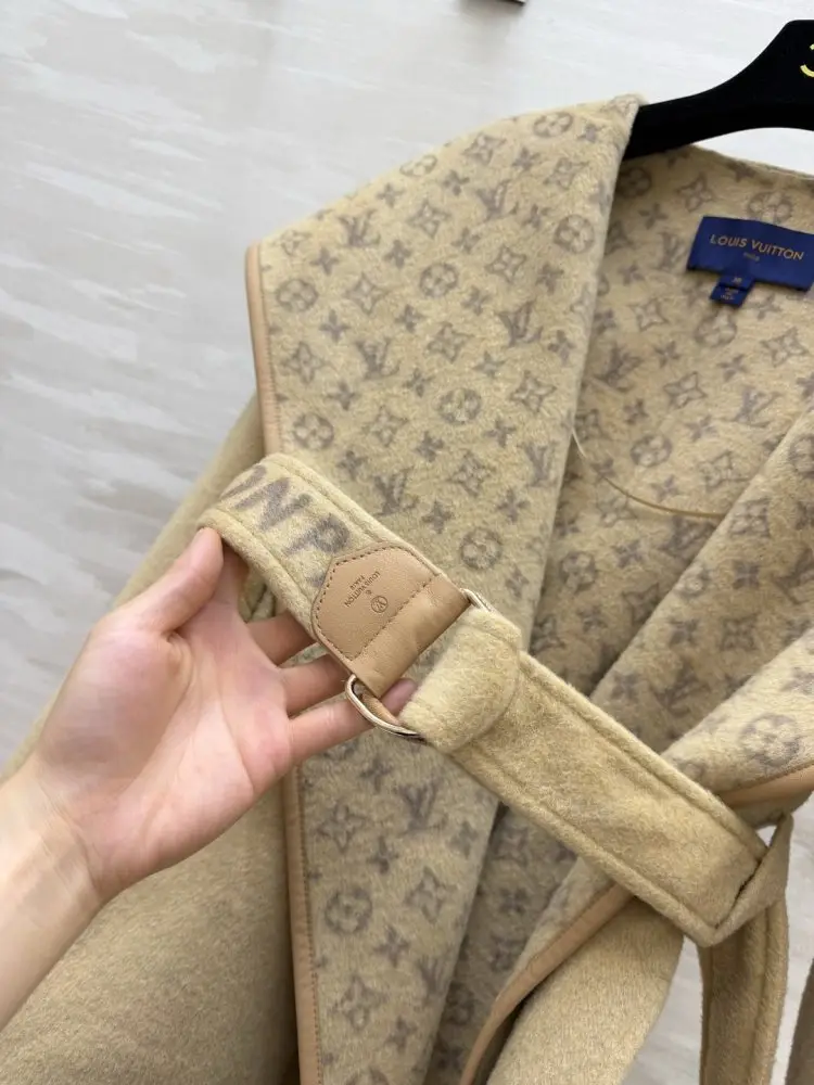 Louis Vuitton Короткий жіноче пальто — Фото 3