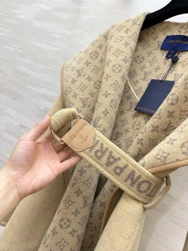 Louis Vuitton Короткий жіноче пальто — Фото 4