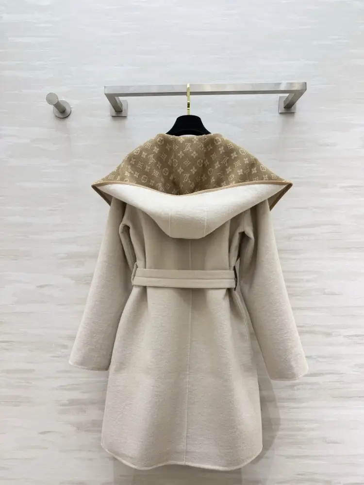 Louis Vuitton A short women's coat — Photo 4