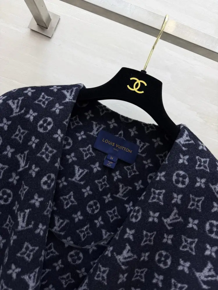 Louis Vuitton A short women's coat — Photo 4