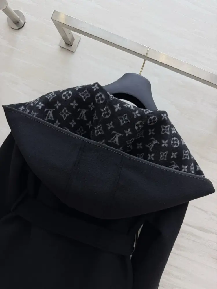 Louis Vuitton A short women's coat — Photo 4