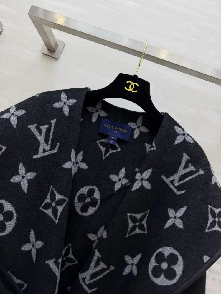 Louis Vuitton A short women's coat — Photo 4
