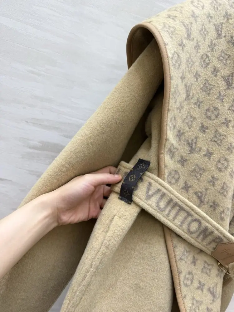 Louis Vuitton Короткий жіноче пальто — Фото 4