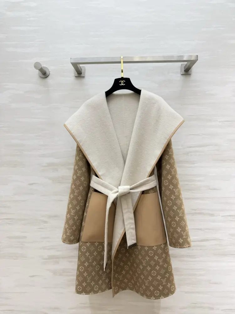 Louis Vuitton A short women's coat — Photo 5