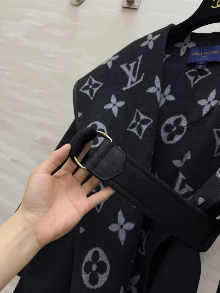 Louis Vuitton A short women's coat — Photo 5