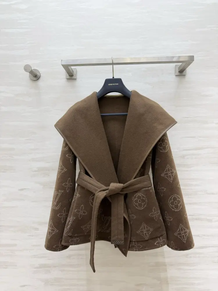 Louis Vuitton A short women's coat — Photo 5