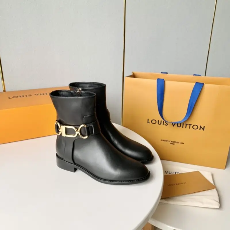 Louis Vuitton — Ботильоны на плоской подошве с металлической пряжкой