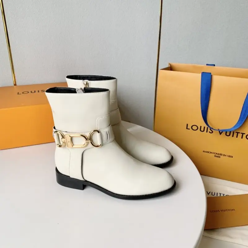 Louis Vuitton — Ботильоны на плоской подошве с металлической пряжкой