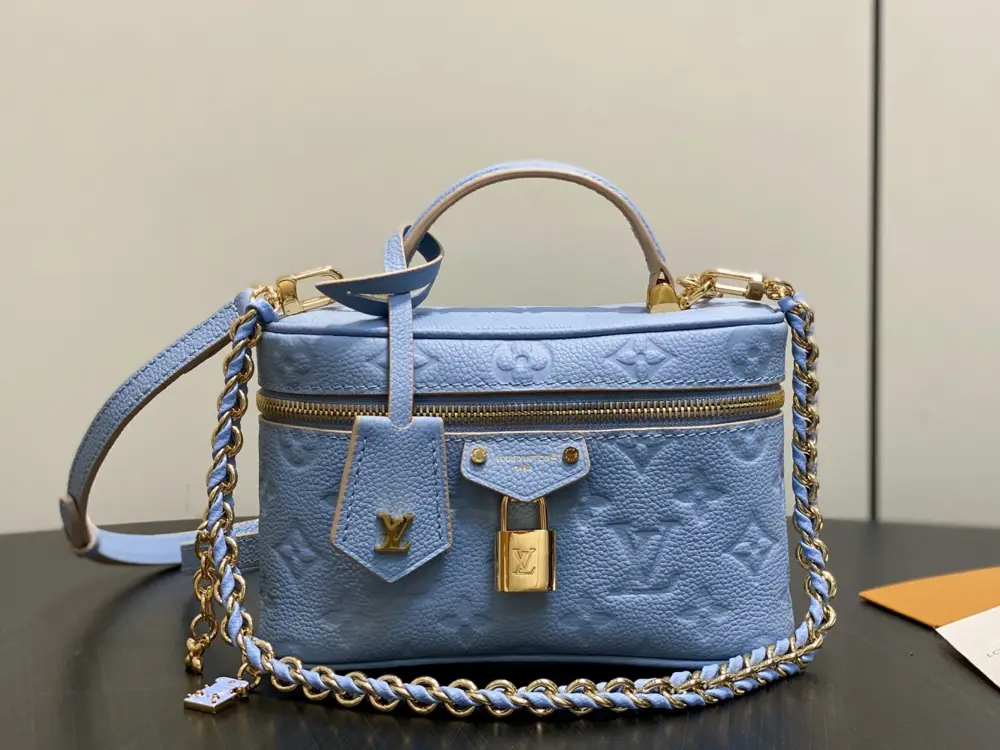 Louis Vuitton — Синяя кожаная сумка-клатч VANITY CHAIN POUCH 19 см
