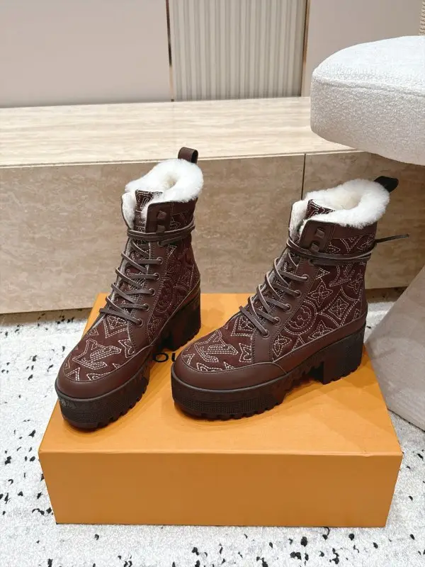 Louis Vuitton — Boots women's on fur