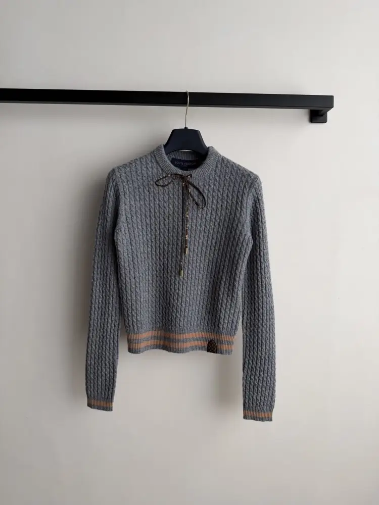 Louis Vuitton Costume cashmere female — Photo 3
