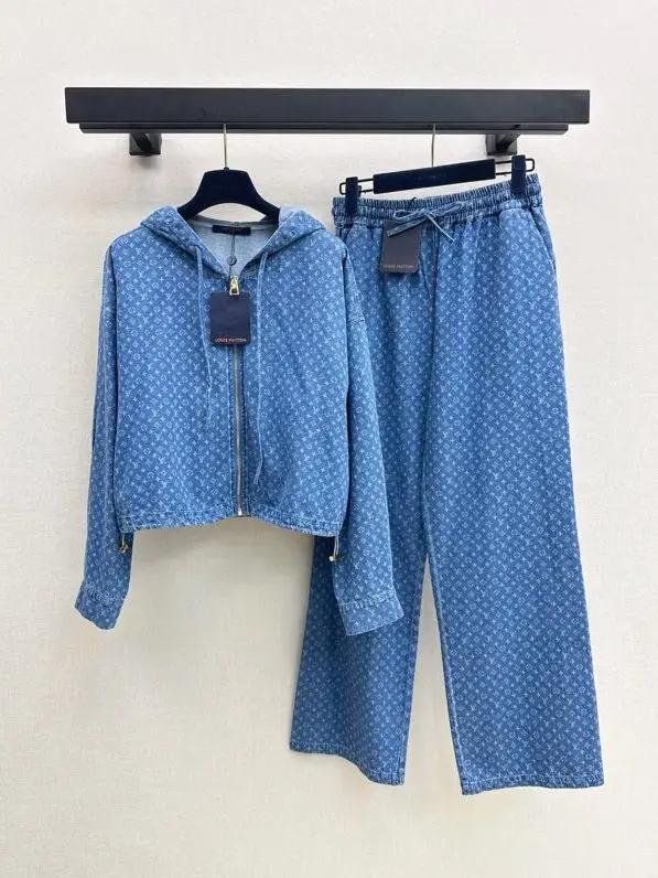 Louis Vuitton — Costume female