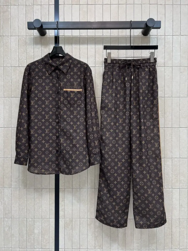 Louis Vuitton — Costume female
