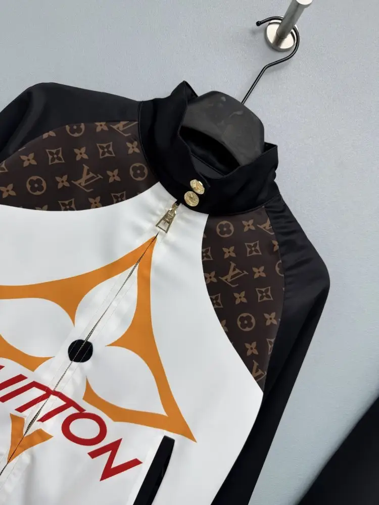 Louis Vuitton Costume female — Photo 2