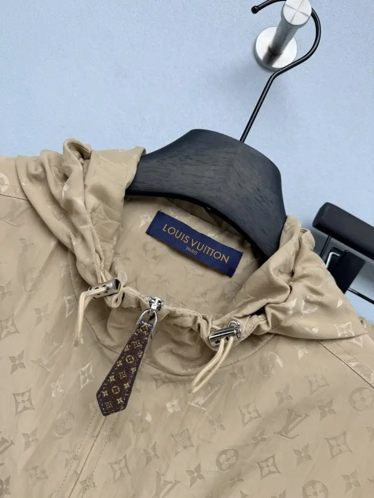Louis Vuitton Костюм женский — Фото 3