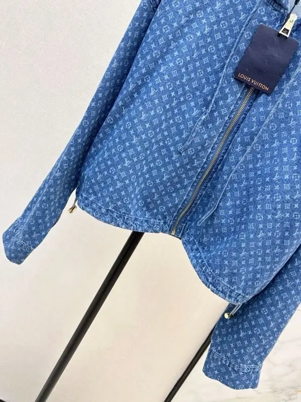 Louis Vuitton Костюм женский — Фото 3