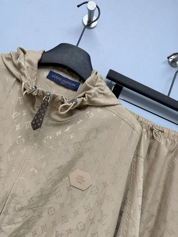 Louis Vuitton Костюм женский — Фото 4