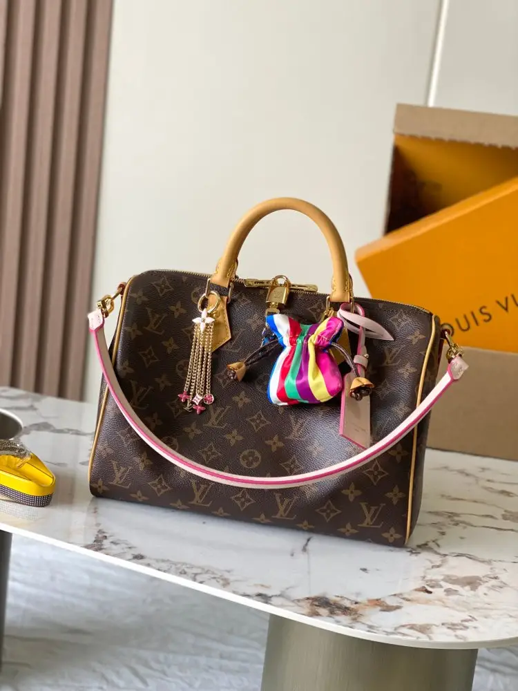 Louis Vuitton — Exclusive a bag LV Seoul Speedy Soft 30