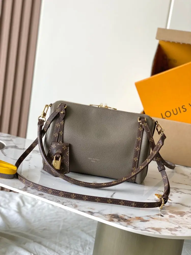 Louis Vuitton — Handbag EXPRESS 17 cm