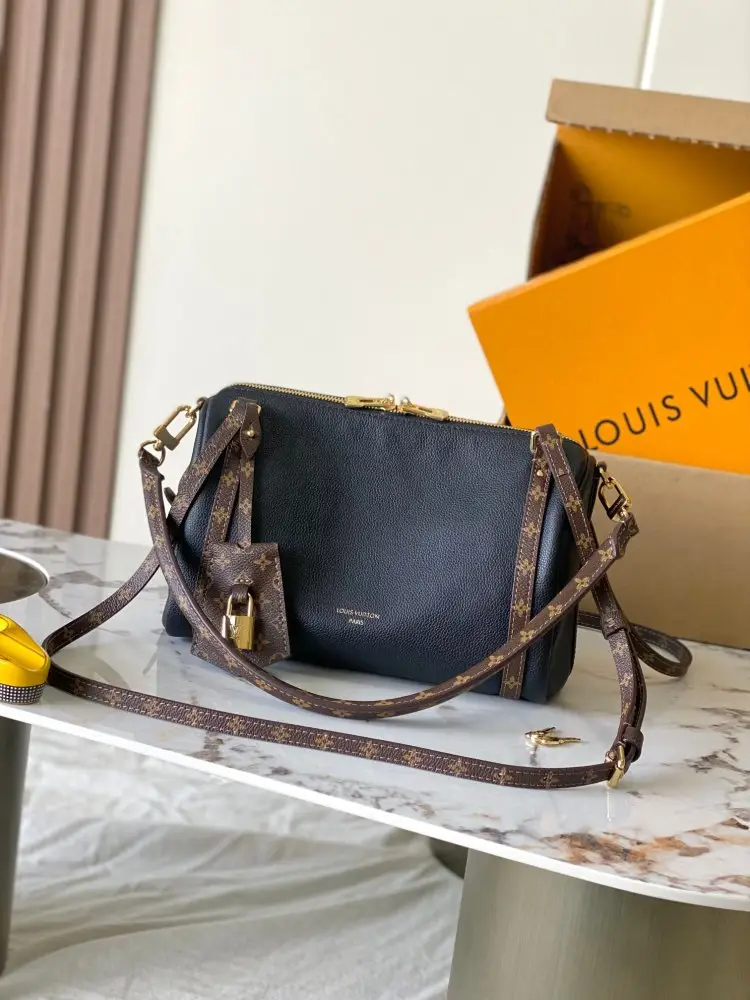 Louis Vuitton — Handbag EXPRESS 17 cm