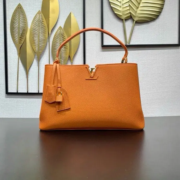 Louis Vuitton Сумочка LV Capucines 38 см из телячьей кожи Taurillon — Фото 1