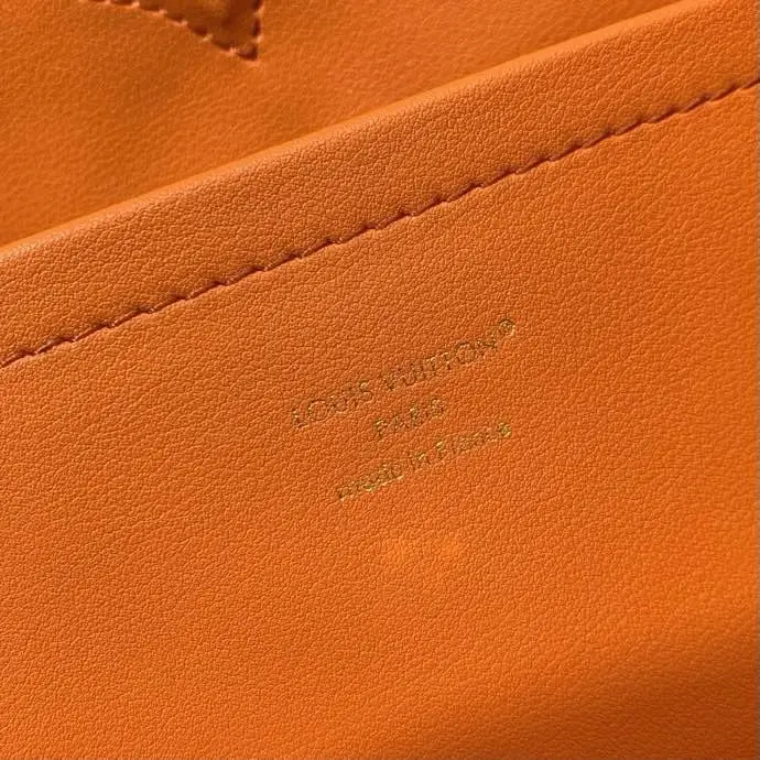 Louis Vuitton Сумочка LV Capucines 38 см из телячьей кожи Taurillon — Фото 4