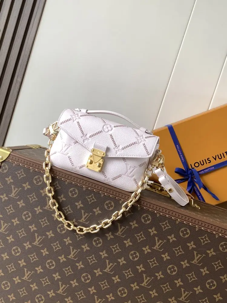 Louis Vuitton — Handbag Pochette Métis East-West 21 cm