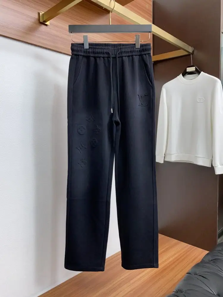 Louis Vuitton Pants sport men's — Photo 2
