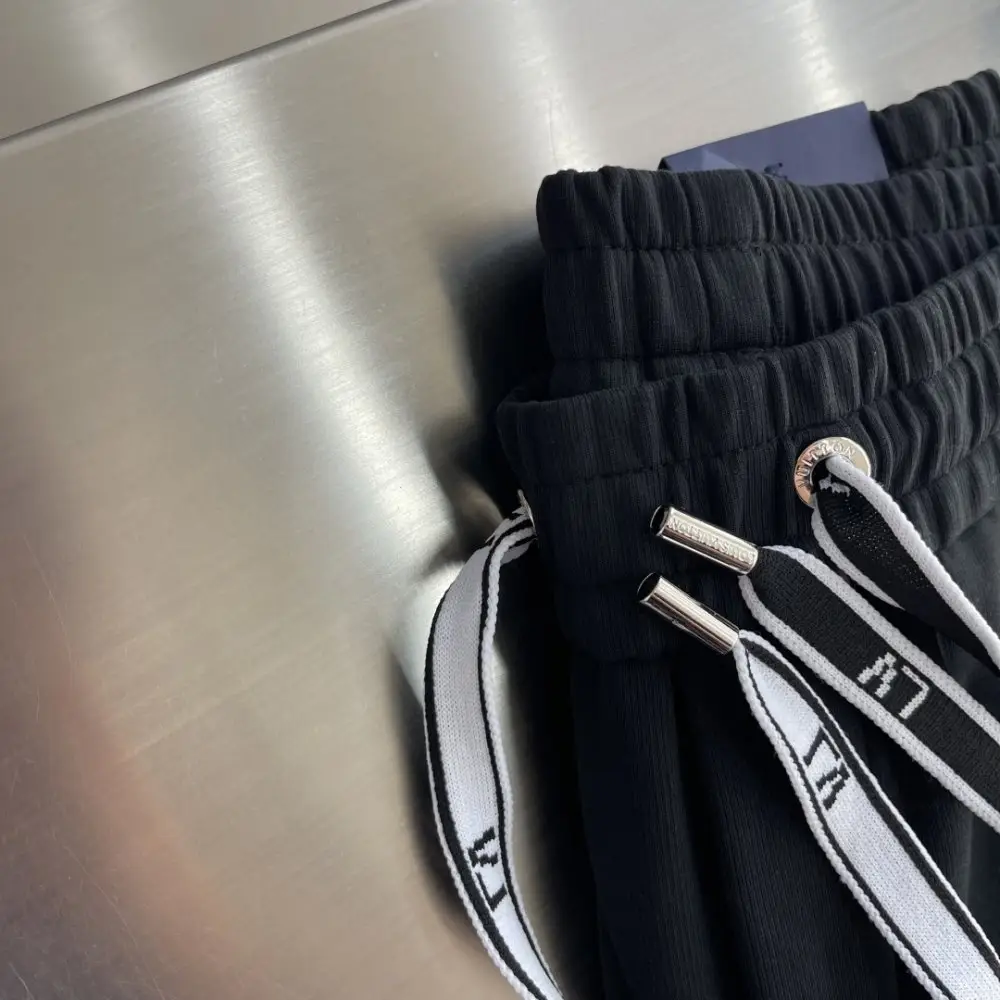 Louis Vuitton Pants sport men's — Photo 3