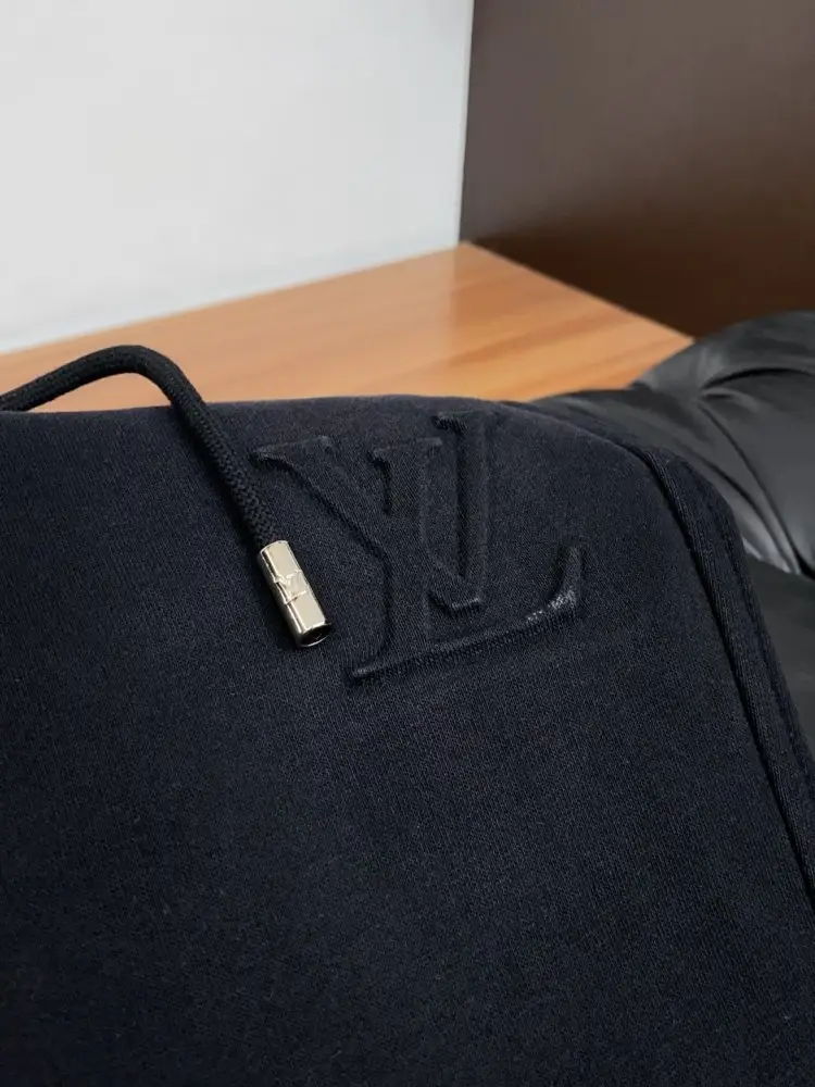 Louis Vuitton Pants sport men's — Photo 4